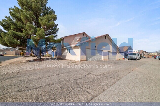 Building Photo - Upstairs Unit -3BD 2BA Unit Near Costco and High School