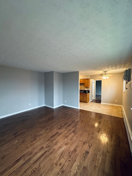 Building Photo - 320 Hanna Ave