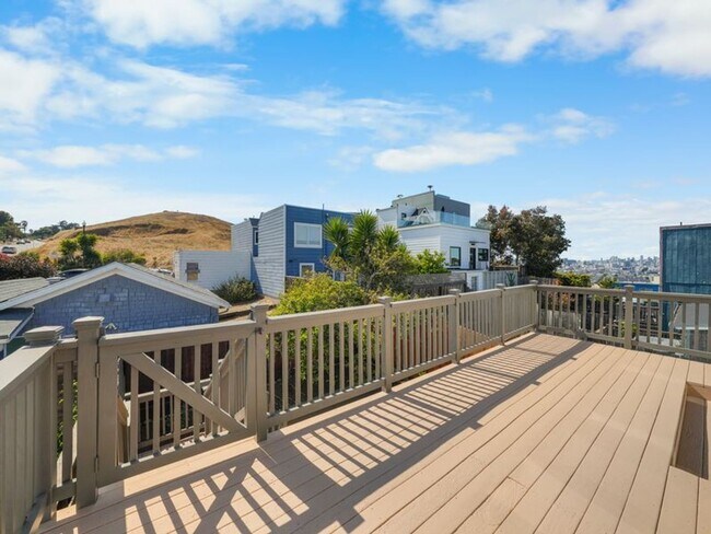 Building Photo - COMING SOON! Single Family Home in Sunny Bernal Heights - 4 br/3 ba - 2 Car Parking - Great Views...