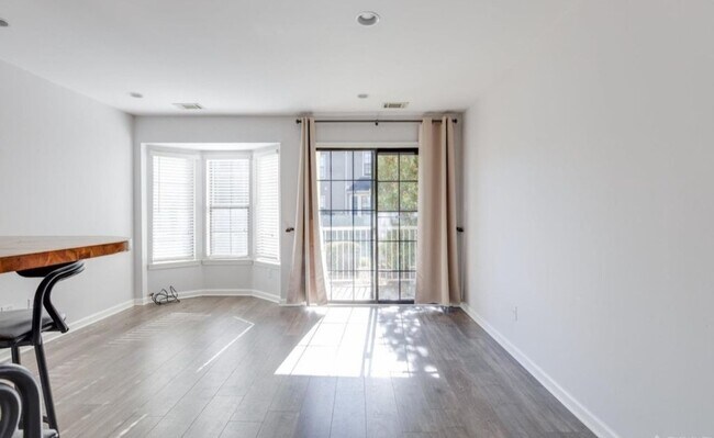 Building Photo - 117 Longfield Ct