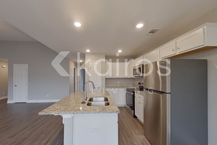 Building Photo - 300 Hemlock Ct