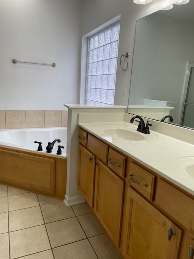 Building Photo - Emmyllie Ct- 130/132