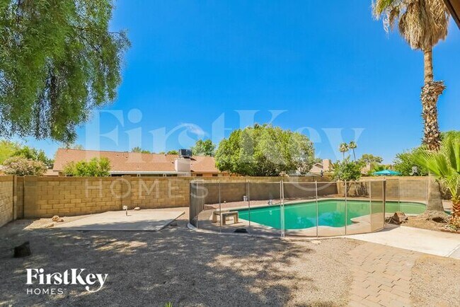 Building Photo - 6015 W Poinsettia Dr