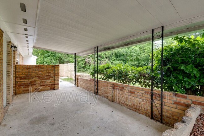 Building Photo - 2425 Birdie Dr