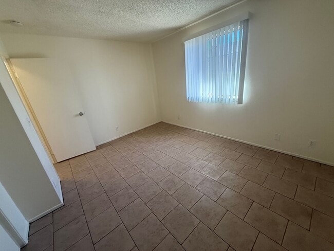 Building Photo - Hesperia Duplex-Spacious 2 Bedrooms, 1 Bathroom, New Interior Paint
