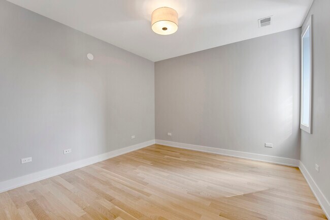 Building Photo - 2221 W Lawrence Ave