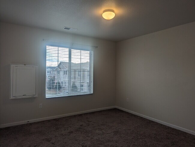 Building Photo - Newer 3bdrm/2 1/2 bath townhome in the heart of Longmont!