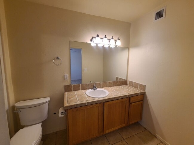 Building Photo - Beautiful 3 bedroom 2 bathroom with washer...
