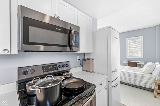 Building Photo - 230 E 9th St