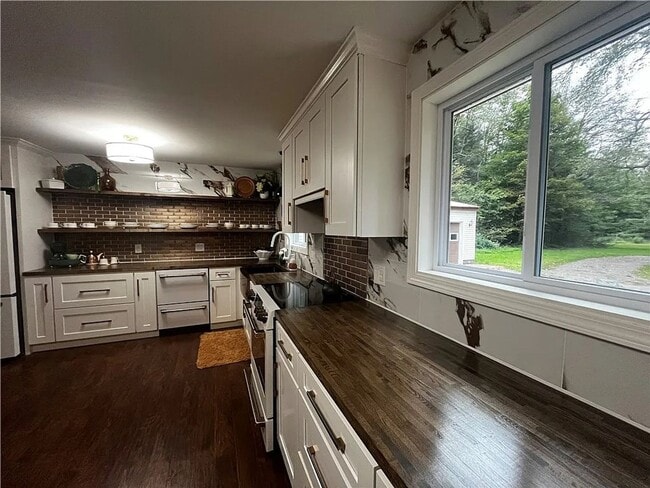 Building Photo - 4 bedroom 2 Bathroom Luxury Rental!