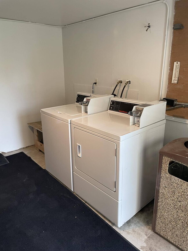 Building Photo - This adorable & newly remodeled 2 bed/1 ba...