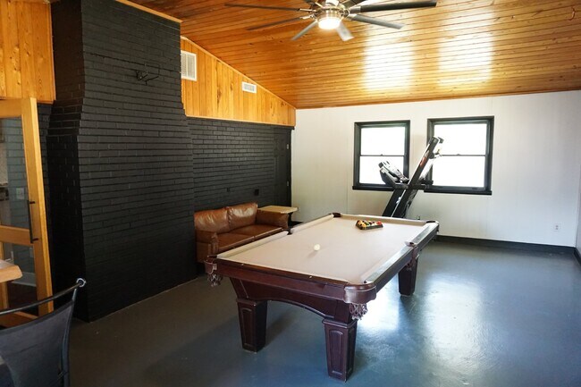 Building Photo - 109 E Sand Hills Dr