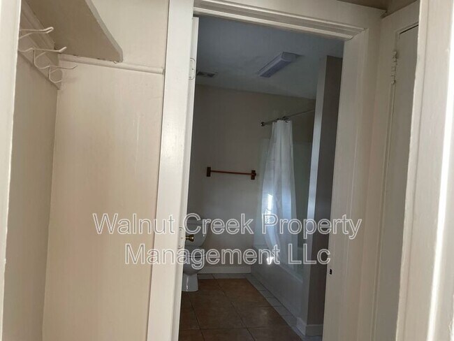 Building Photo - 870 S Main St