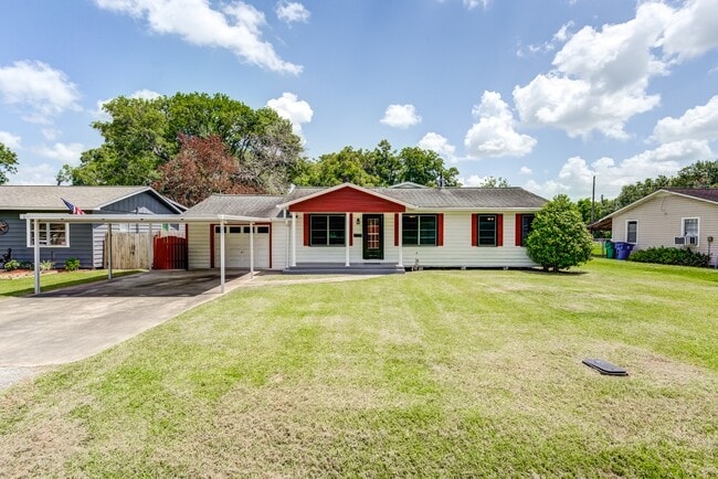 Primary Photo - 305 Yaupon St
