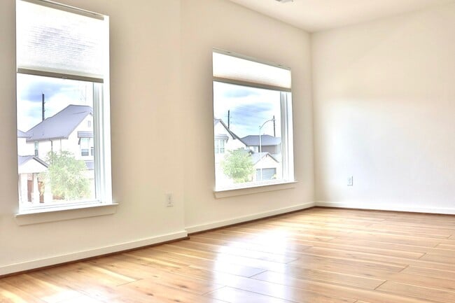 Building Photo - 17631 Carnation Gln Dr