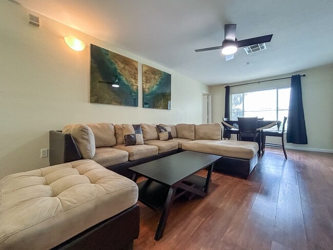 Building Photo - Beautiful Room for Rent in a 4/4 Unit - Un...