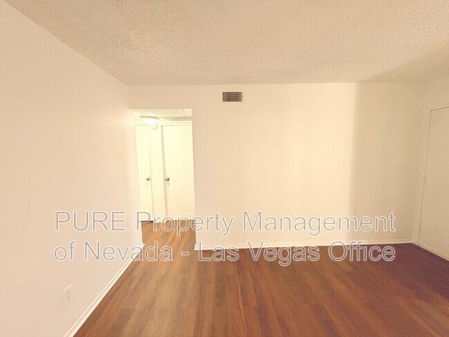 Building Photo - 1405 E Vegas Valley Dr