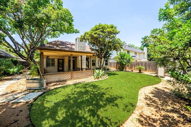 Building Photo - Spacious Cul De Sac Location Surrounded by...