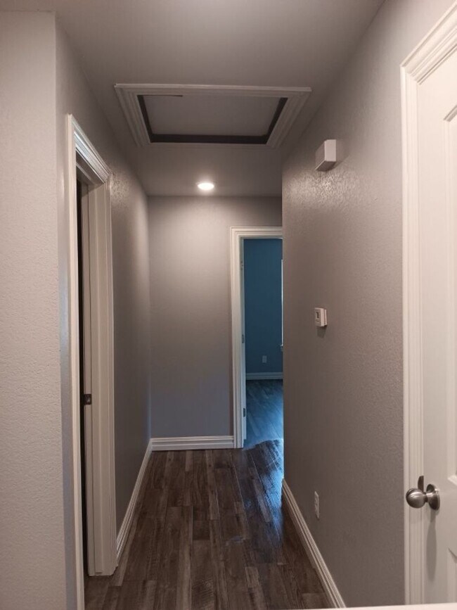 Building Photo - Move in Special on this beautiful townhous...