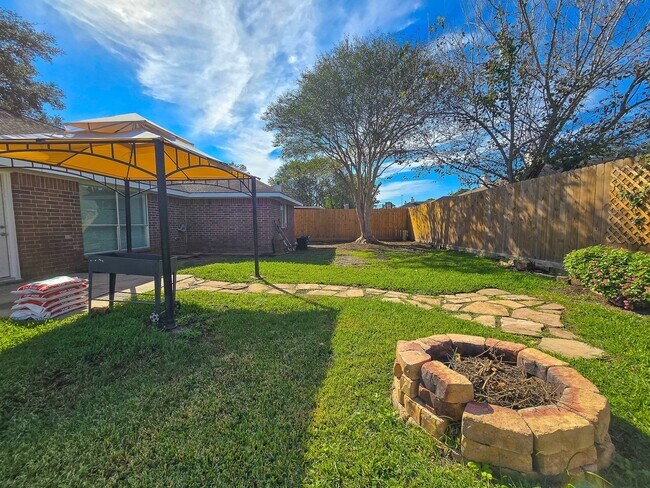 Building Photo - 12230 Cypress Shores Dr