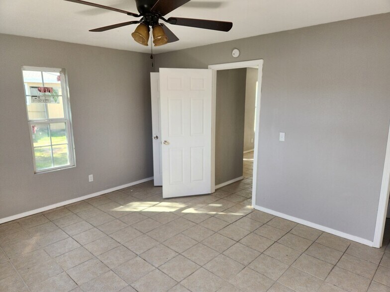 Building Photo - 407 W Mable St