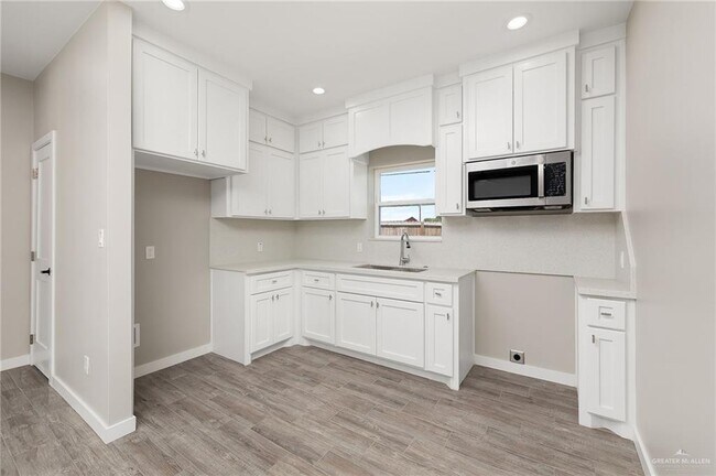 Building Photo - 2714 Primrose Dr