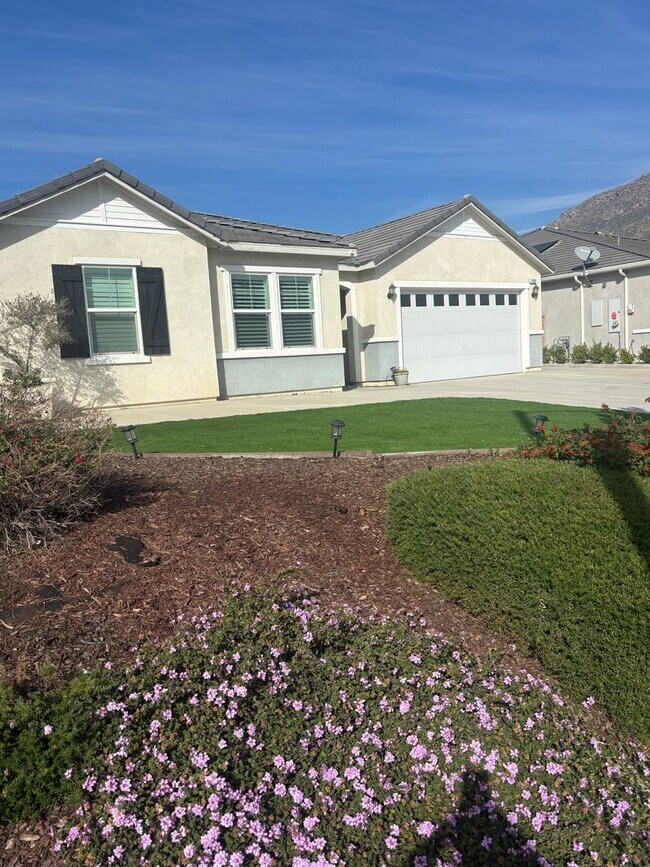 Building Photo - Riverside Home