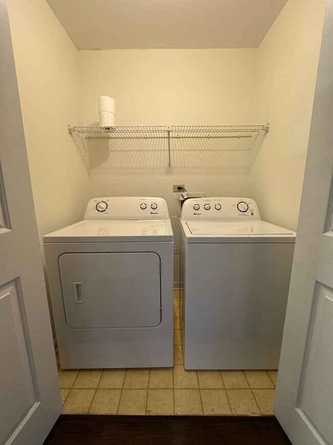 Building Photo - Nice Brick 2/2.5 Townhome in Atlanta- $2,750