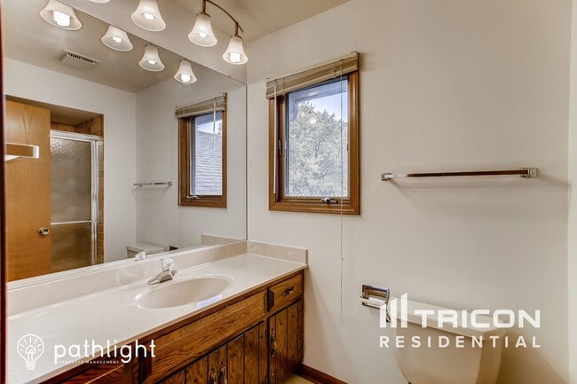 Building Photo - 2479 Lakeside Dr