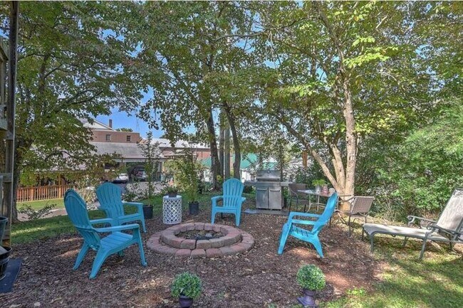 Enjoy the fire pit. Fire wood provided. - 487 Kentucky Ave