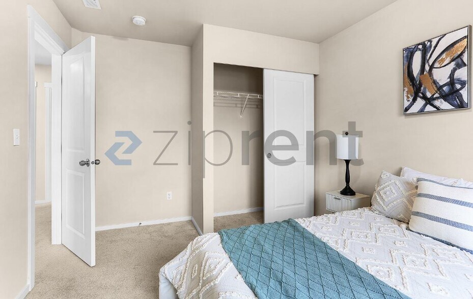 Building Photo - Unit