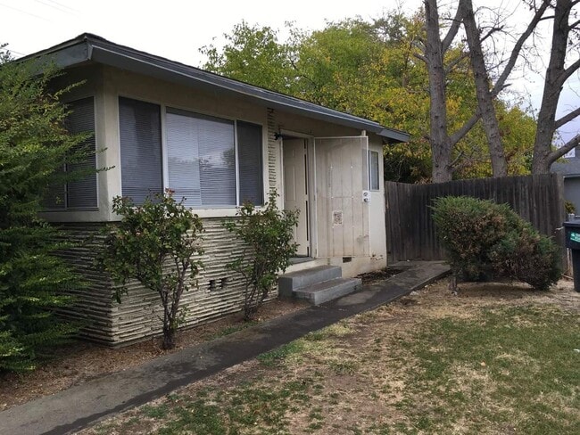 Building Photo - Duplex 2Bedrooms, 1Bathroom.