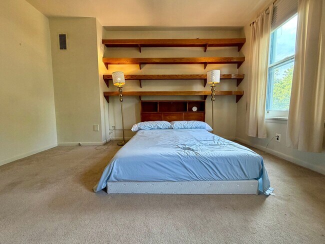 Building Photo - Stunning 4-Bedroom Home Nestled in Spruce Hill! Available in Mid-August!