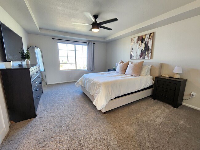 Building Photo - Beautiful, Modern 3 Bed 3 Bath Home in Ban...