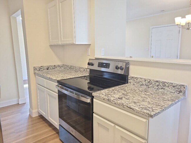Building Photo - 3 bedroom 1 bath ranch home w/ large fence...