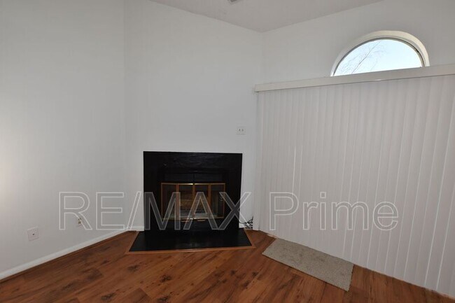 Building Photo - 525 E Lake Cir