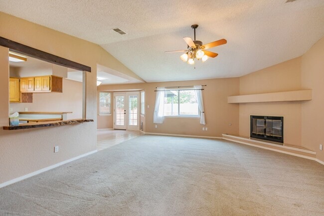 Building Photo - 3 Bedroom 2 Bath Home