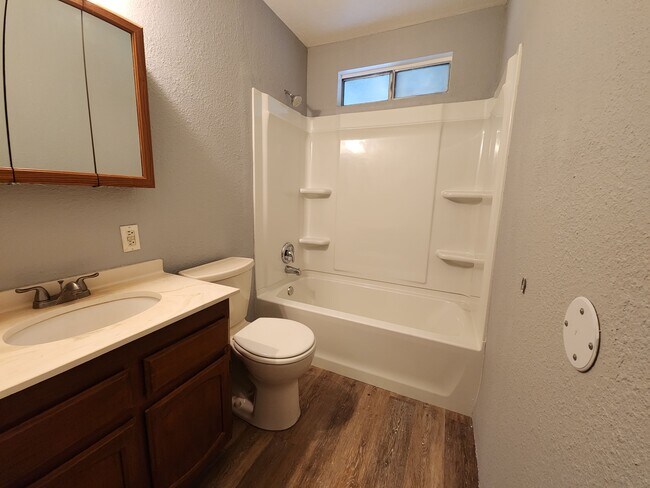 Building Photo - 16915 Hickman Ln