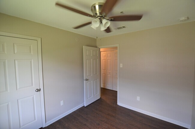 Building Photo - Charming 3 bedroom Duplex Conveniently Loc...