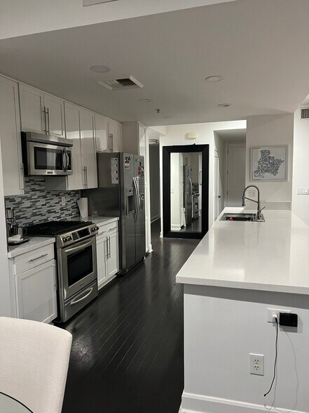 Building Photo - 300 E 4th St