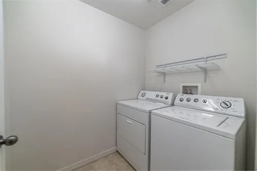 Building Photo - Beautiful 2 Bedroom 2.5 Bath Townhome loca...