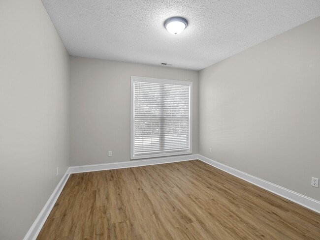 Building Photo - Freshly Renovated 2 BR, 2 BA Townhome, Loc...
