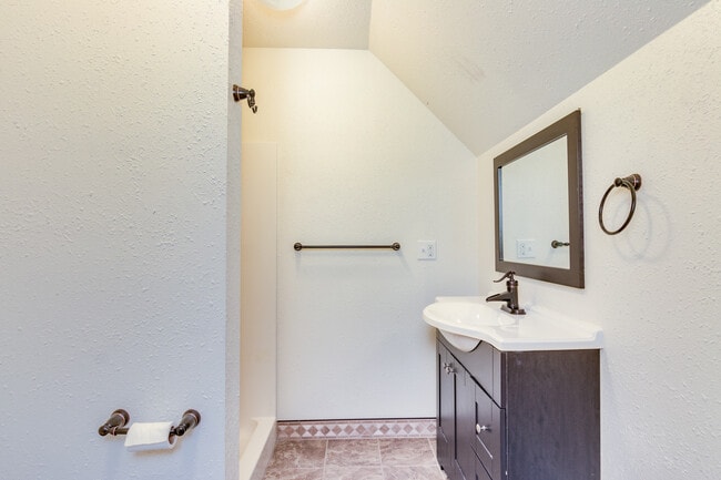 Building Photo - Solid 2 Bedroom 2 Bath House With Convenient Location to Eielson AFB