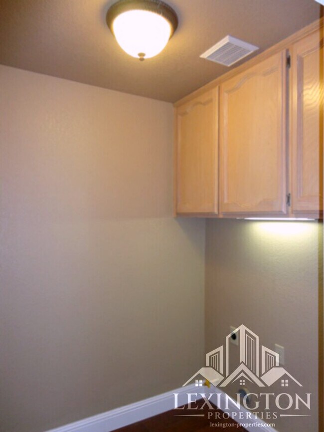 Building Photo - Spacious, single-story, 3bd-2ba Home located in Folsom's desirable Natoma Station community!