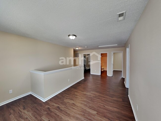 Building Photo - 489 Bourneside Dr
