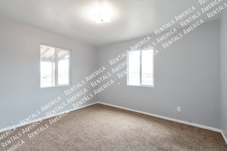Building Photo - 442 E Linden St