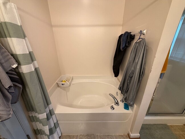 Building Photo - 3 Bdrm/2.5 Bth Home Located Close to I-95