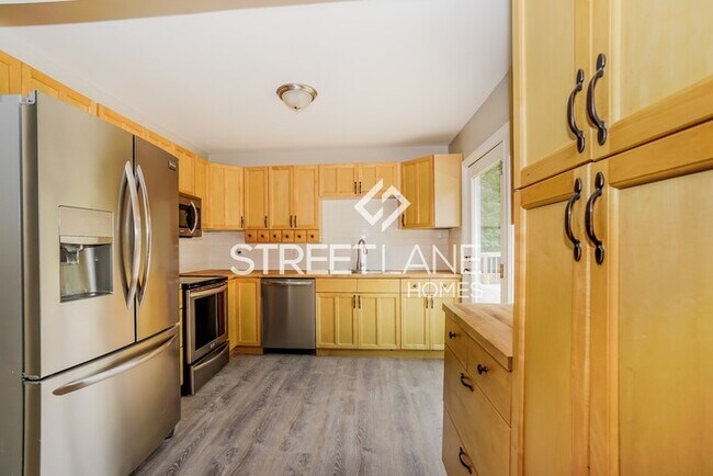 Building Photo - REDUCED!