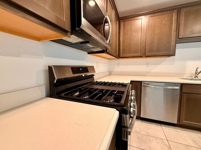 Building Photo - 3 BED 2.5 BATH 2 CAR GARAGE TOWNHOUSE w/ P...