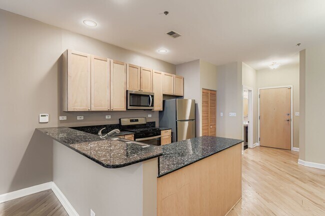 Building Photo - 3113 W Lawrence Ave